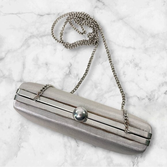 Vintage La Regale Metallic Silver Clutch Purse With Chain Strap & Snap Closure - Picture 2 of 5